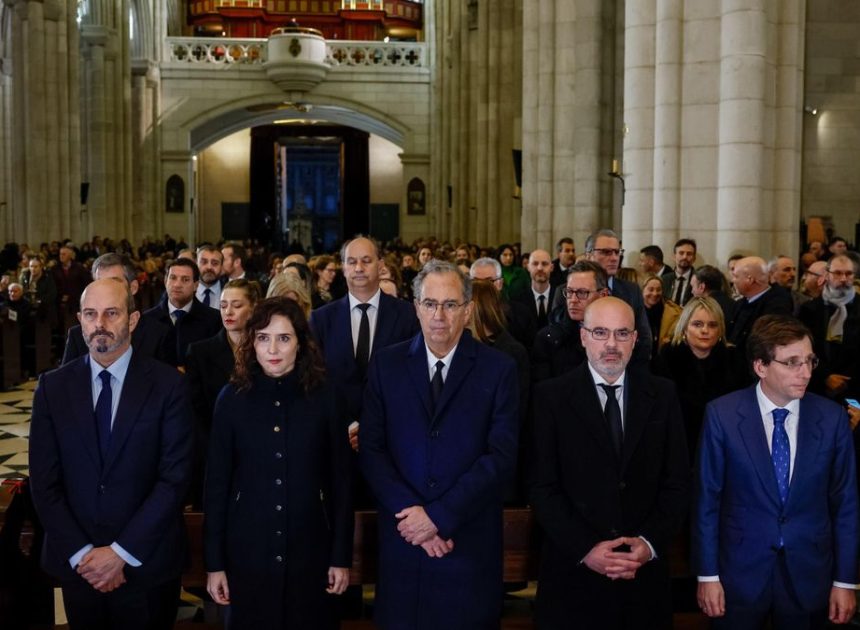 Lágrimas contenidas, turistas despistados y una hora de tregua política en el funeral de Ayuso por Adamuz: «Reina el silencio»