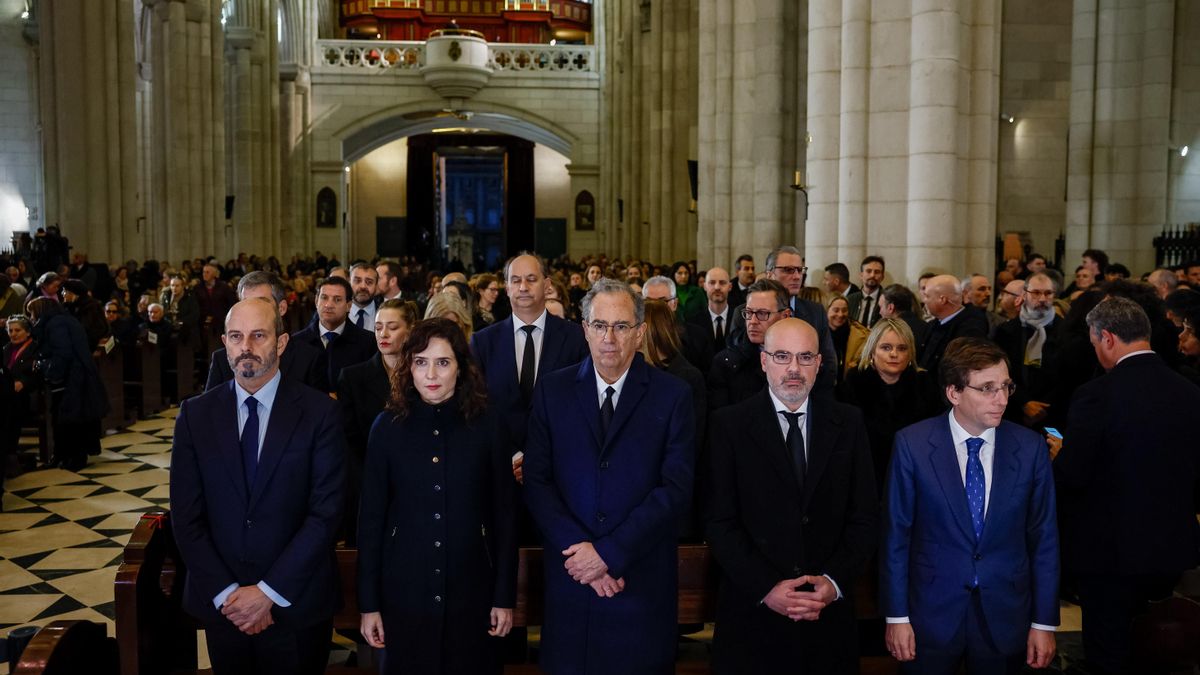 Lágrimas contenidas, turistas despistados y una hora de tregua política en el funeral de Ayuso por Adamuz: «Reina el silencio»