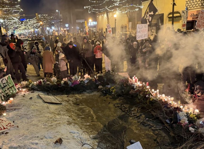 «¡Di su nombre, Alex Pretti; di su nombre, Alex Pretti!»: la vigilia a -22ºC por el último asesinado en Minneapolis a manos de agentes federales