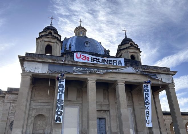 Miembros de la organización GKS se descuelgan del monumento franquista de Pamplona para exigir su derribo