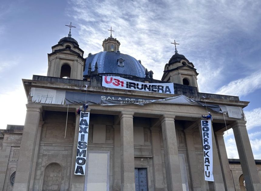 Miembros de la organización GKS se descuelgan del monumento franquista de Pamplona para exigir su derribo