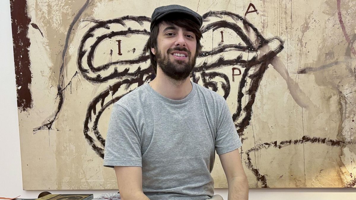 El escritor David Uclés gana el 82º Premio Nadal con ‘La ciudad de las luces muertas’