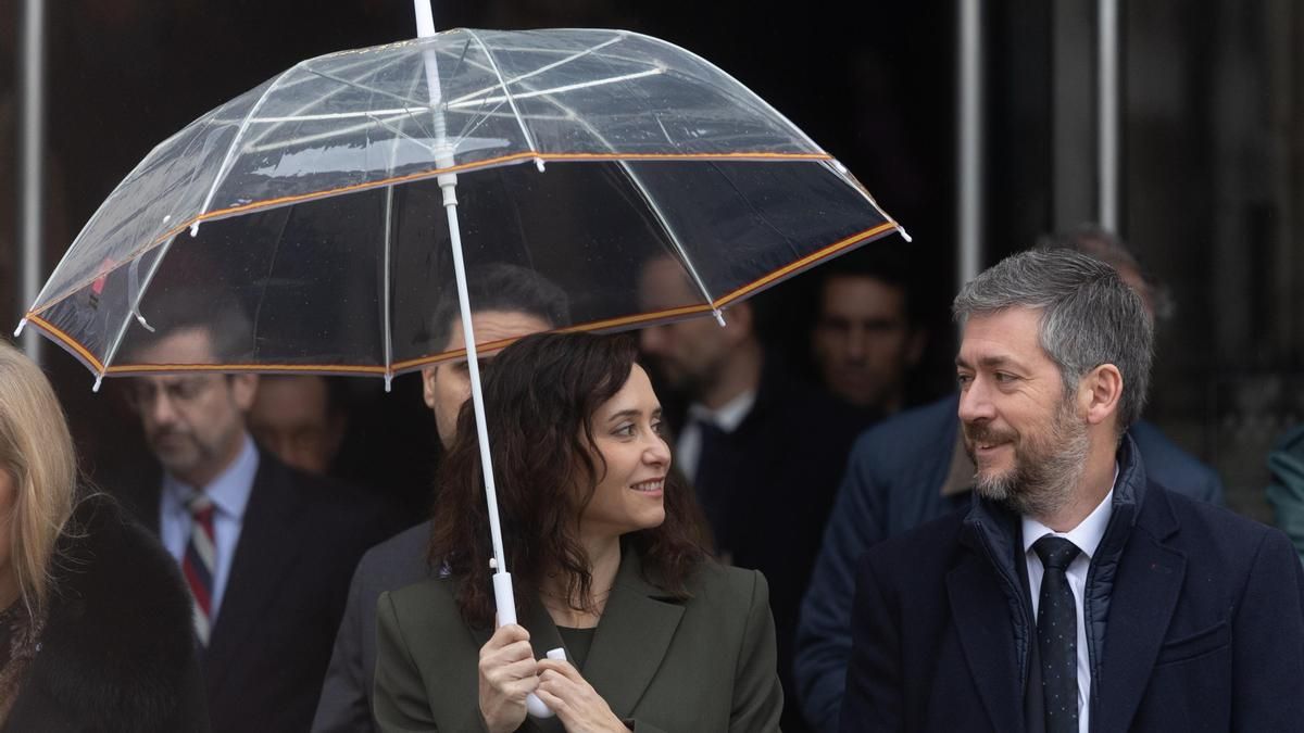 A dios rogando y con el mazo dando