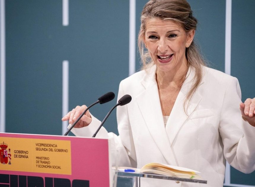 Trabajo propone subir el salario mínimo a 1.221 euros al mes y que no pague IRPF