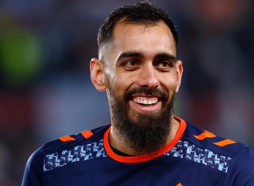 La respuesta irónica de Borja Iglesias tras volver a sufrir insultos homófobos: «Qué raro, si esto en el fútbol no pasa nunca»