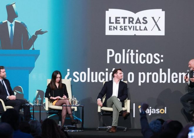 Pérez-Reverte aplaza el ciclo sobre la Guerra Civil tras la renuncia de varios participantes que achaca a la presión de la «ultraizquierda»