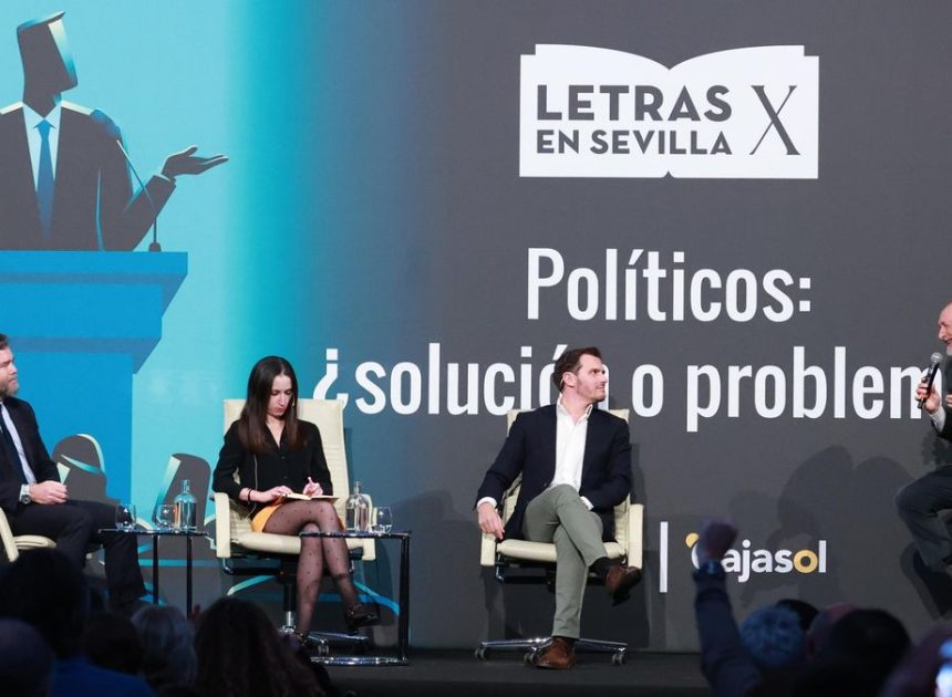 Pérez-Reverte aplaza el ciclo sobre la Guerra Civil tras la renuncia de varios participantes que achaca a la presión de la «ultraizquierda»
