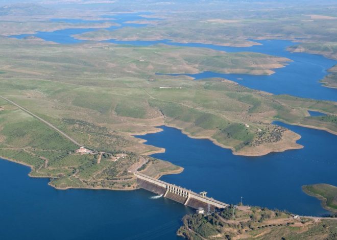 El mar interior que cambió la vida de esta comarca de Extremadura y que hoy es uno de sus paisajes más sorprendentes