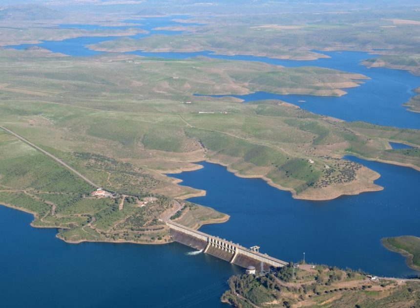 El mar interior que cambió la vida de esta comarca de Extremadura y que hoy es uno de sus paisajes más sorprendentes