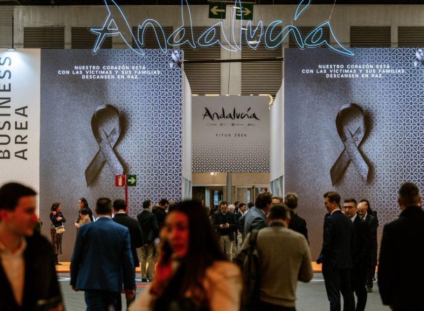 Andalucía tiñe de luto Fitur por la tragedia de los trenes en Adamuz