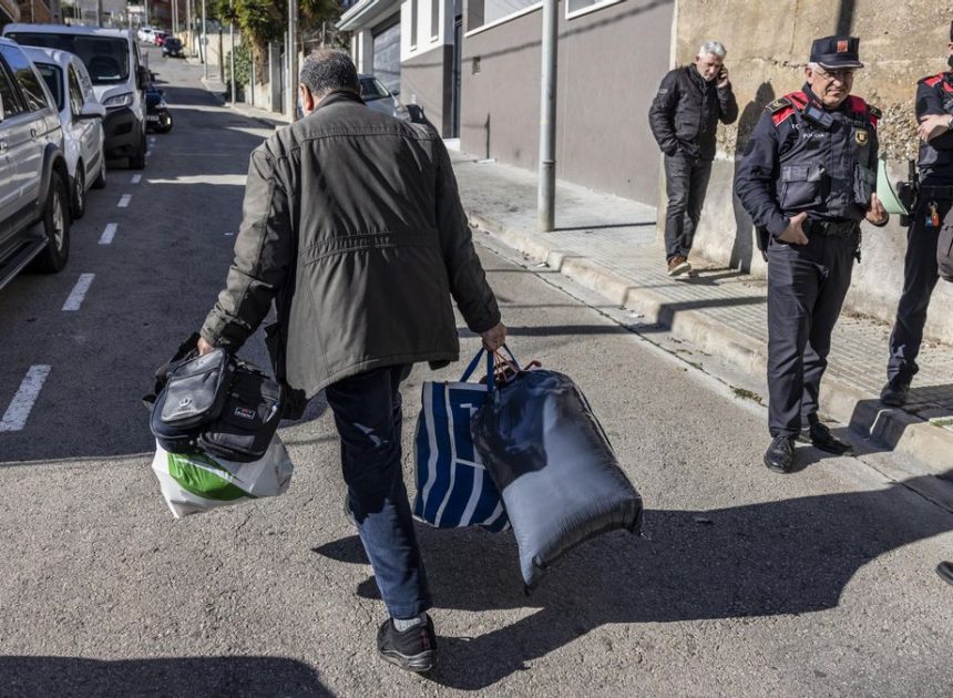 Abdul y Zohra, enferma de cáncer, desahuciados tras la caída del escudo social: «Para ellos somos un número»