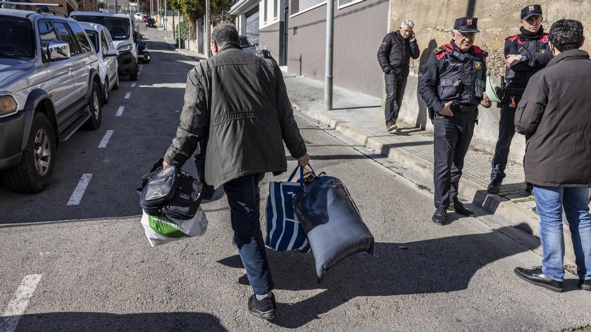 Abdul y Zohra, enferma de cáncer, desahuciados tras la caída del escudo social: «Para ellos somos un número»