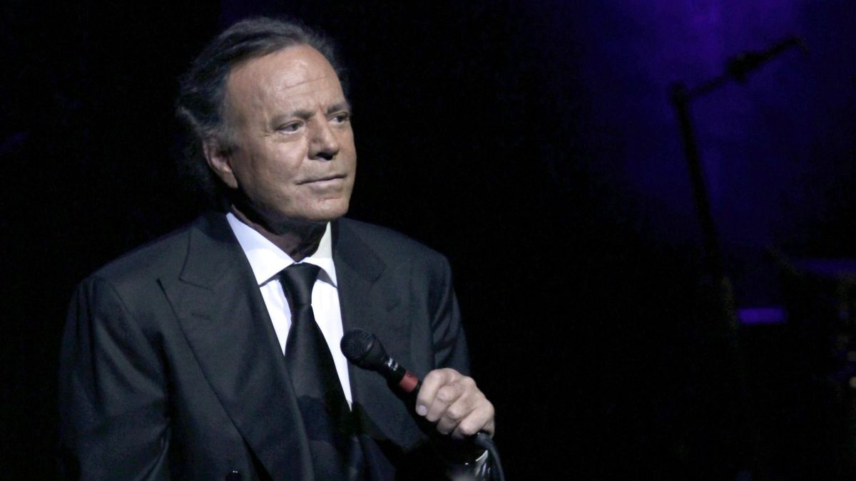 Julio Iglesias alega que la Fiscalía española no es competente para investigar las denuncias de agresión sexual contra él y pide el archivo
