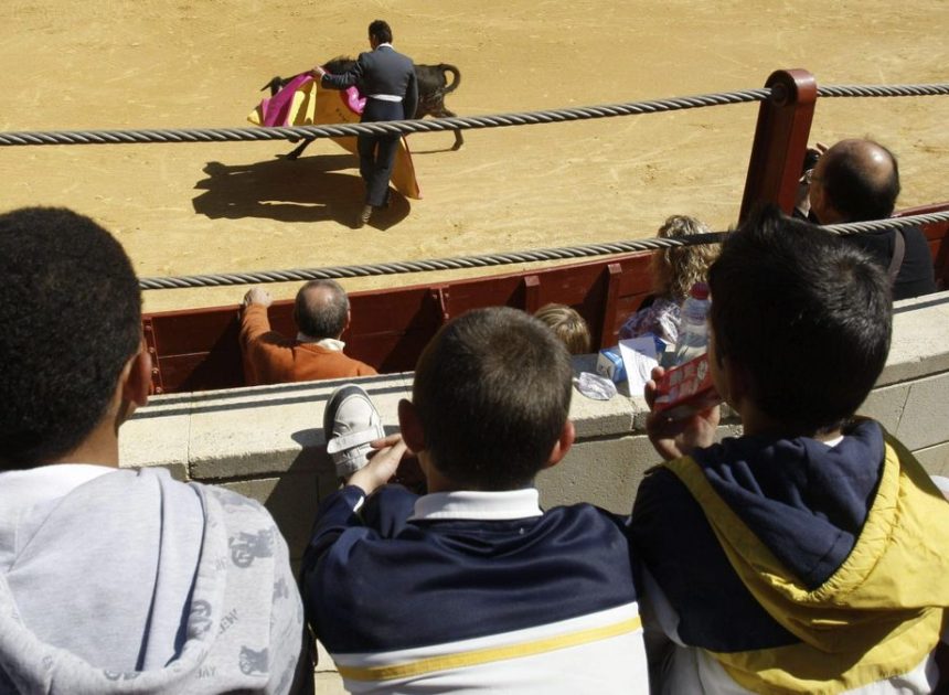 El Ministerio de Infancia propone impedir la entrada de menores a las corridas de toros