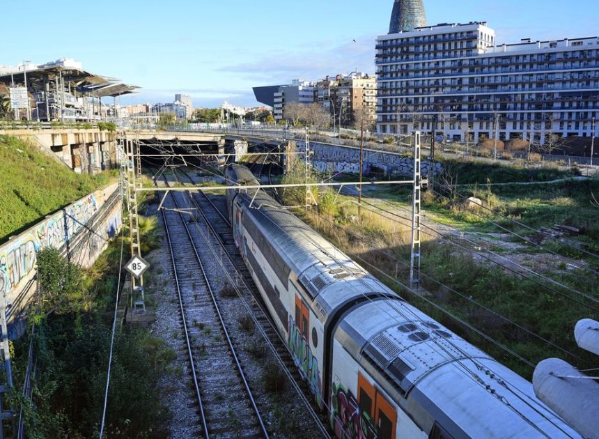 Adif asegura que mantiene 23 actuaciones «urgentes» en las vías de Rodalies para reanudar el servicio