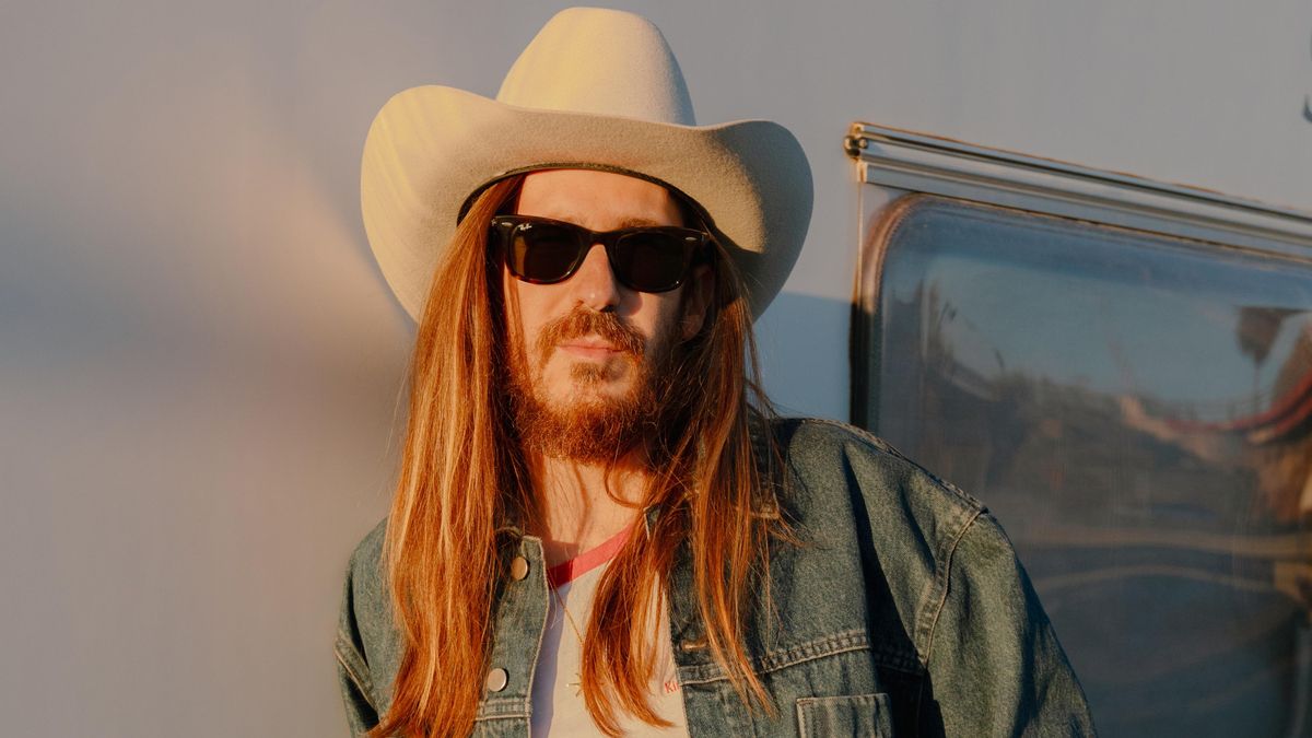 Carlos Sadness, músico y compositor: «La creatividad no siempre tiene que salir de la dificultad, es bonito celebrar lo bueno»