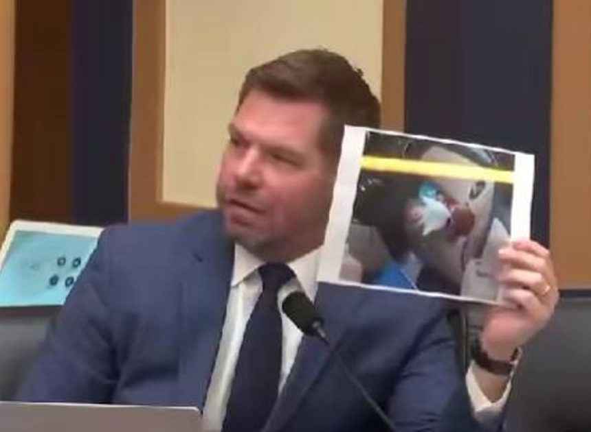 Un congresista carga contra Trump tras el asesinato de una mujer por el ICE en Mineápolis: «En su guantera no había armas, solo peluches»