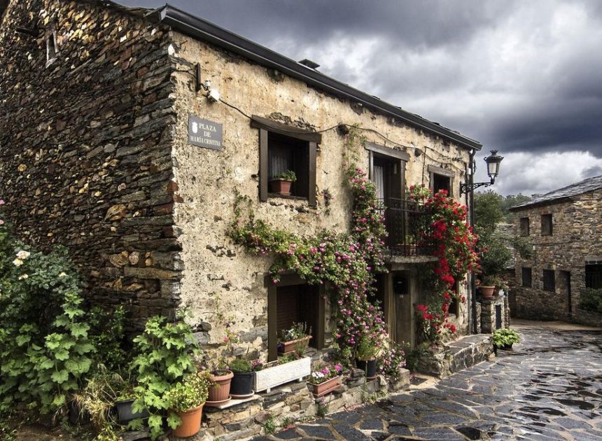 Los pueblos de la Arquitectura Negra: una ruta por la Sierra Norte de Guadalajara