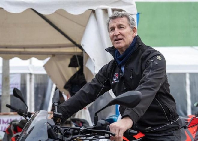Feijóo va a una concentración de motos en Tordesillas… y no pierde la oportunidad de sacarse una foto subido en una