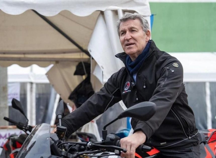 Feijóo va a una concentración de motos en Tordesillas… y no pierde la oportunidad de sacarse una foto subido en una