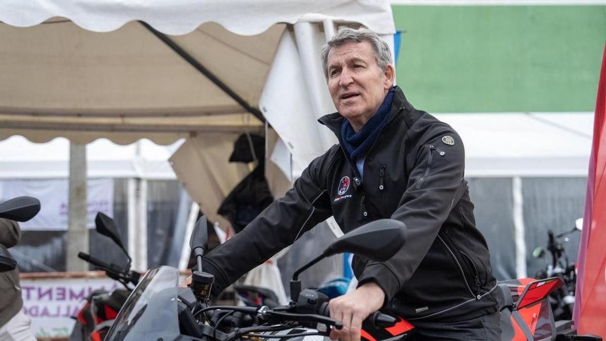 Feijóo va a una concentración de motos en Tordesillas… y no pierde la oportunidad de sacarse una foto subido en una