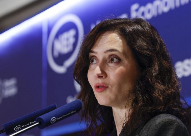 Ayuso anuncia otra rebaja de medio punto en el IRPF autonómico durante una conferencia en la que pide recortes a la universidad