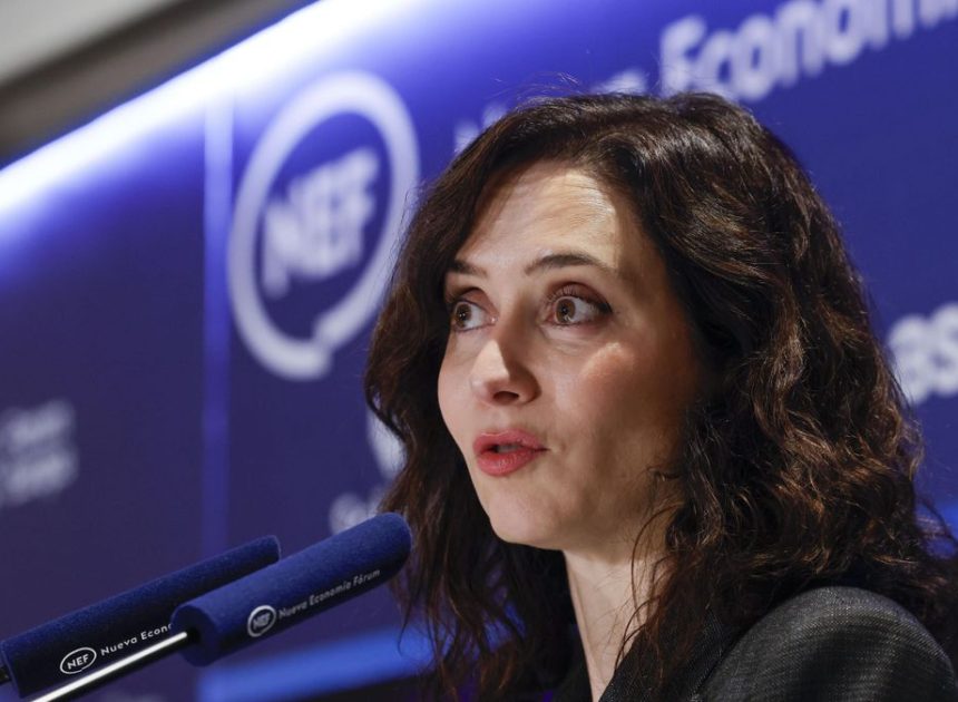 Ayuso anuncia otra rebaja de medio punto en el IRPF autonómico durante una conferencia en la que pide recortes a la universidad