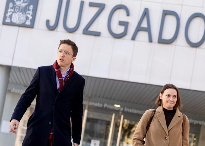 El juez envía al banquillo a Errejón por la agresión sexual denunciada por Elisa Mouliaá