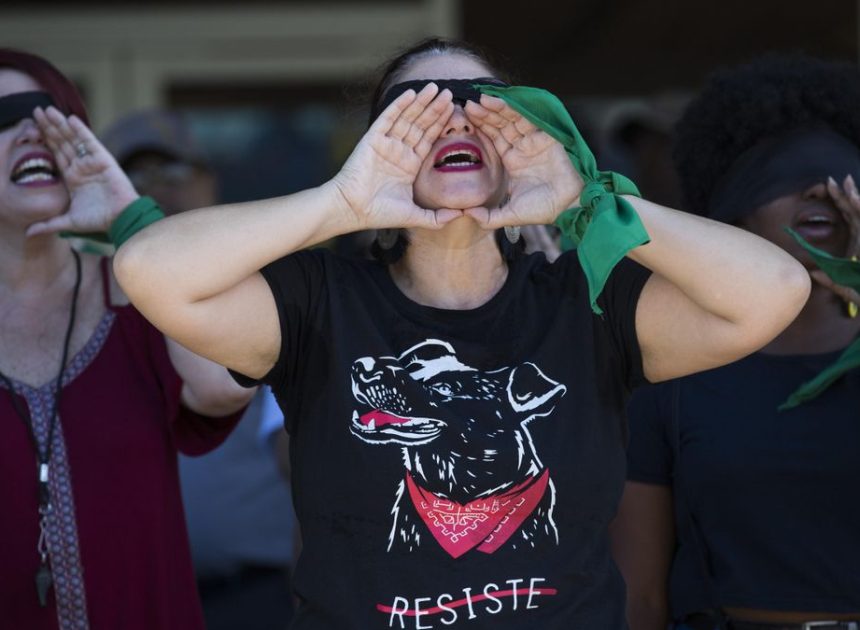 El movimiento feminista dominicano apoya a las denunciantes de Julio Iglesias: «La violencia no es un problema privado»