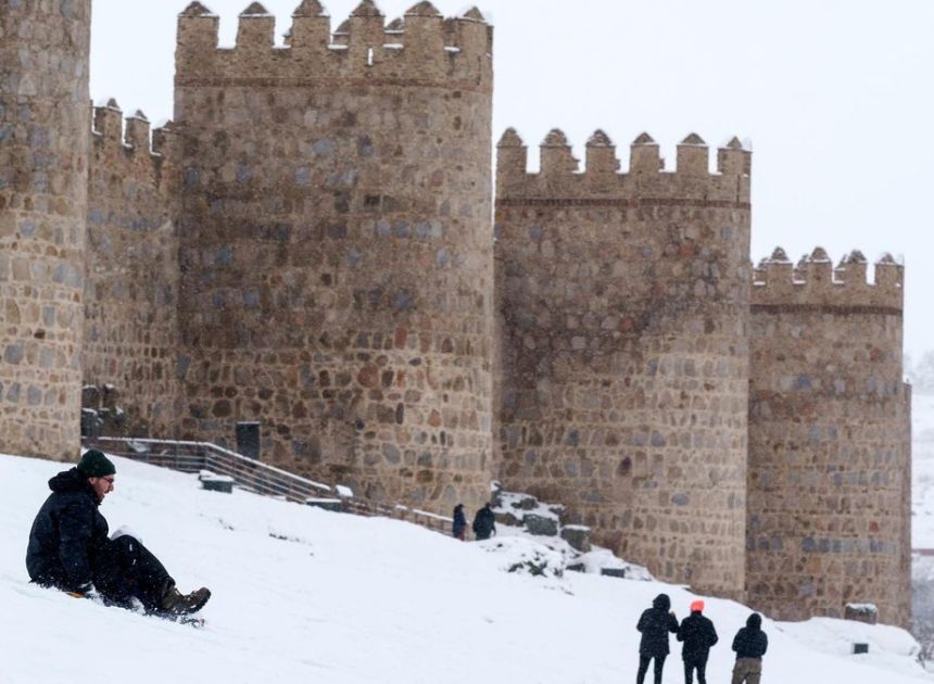 El temporal deja nevadas copiosas en Castilla y León con cortes y uso de cadenas en varias carreteras