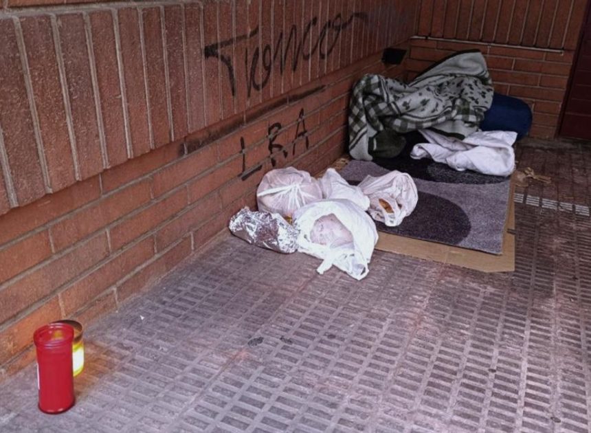 La despedida de los vecinos al hombre sin hogar fallecido en Badalona: «No se han llevado sus cosas, como si fuera un perro»
