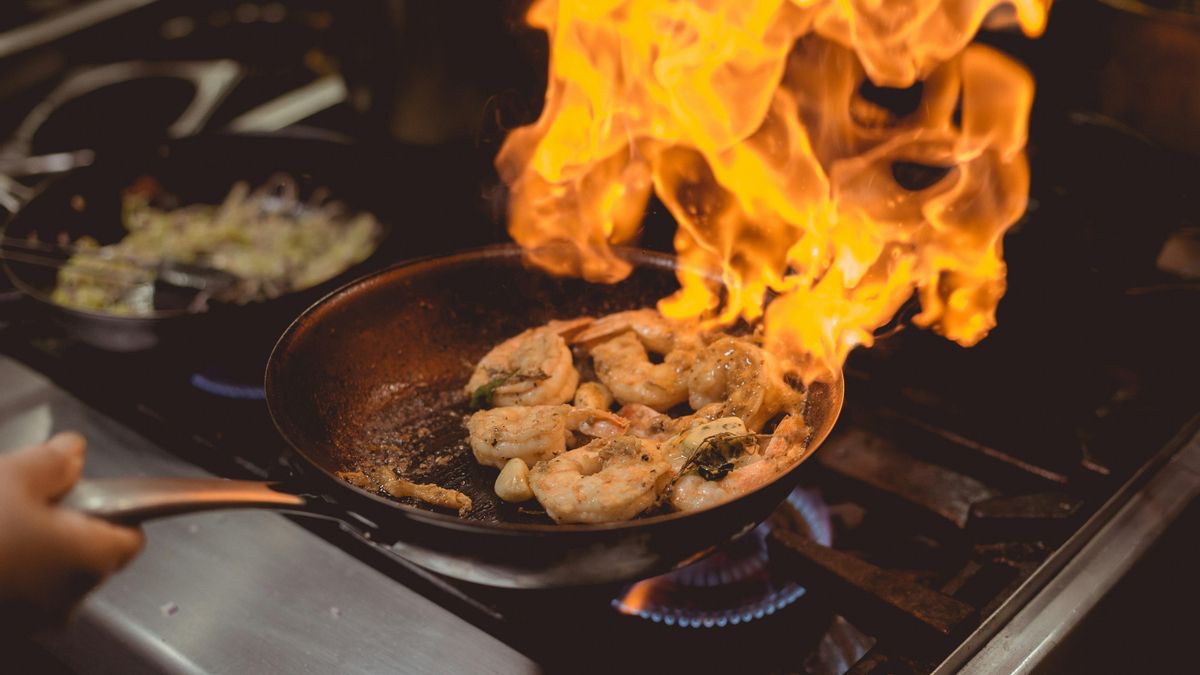 Los trucos que nunca fallan a este cocinero profesional para alargar la vida de sus sartenes
