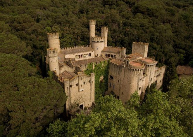 El original castillo catalán que unió los estilos gótico y modernista sobre una estructura medieval