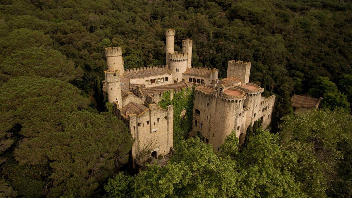 El original castillo catalán que unió los estilos gótico y modernista sobre una estructura medieval