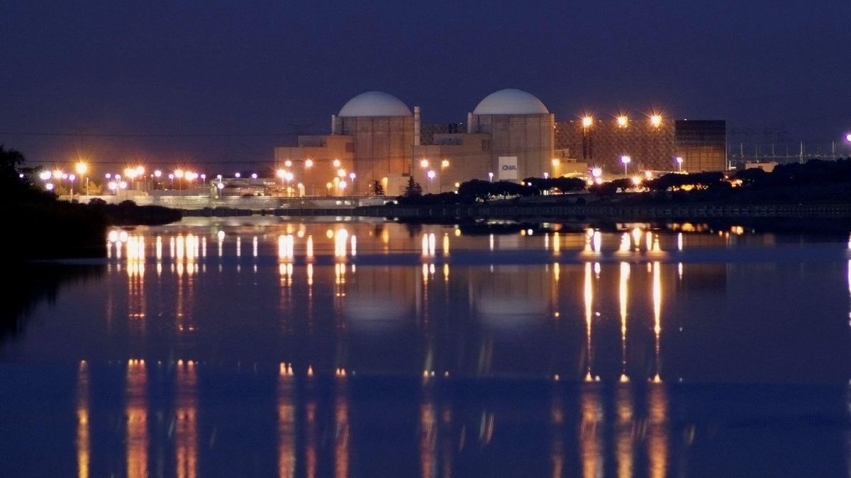 Alargar la vida de la central nuclear de Almaraz puede taponar las renovables y subir la factura de la luz a la larga