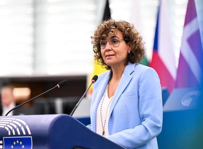 El PP lleva la regularización de inmigrantes a la Eurocámara y deriva en un disparate ultra: «Quieren esclavos para limpiar culos de ancianos»