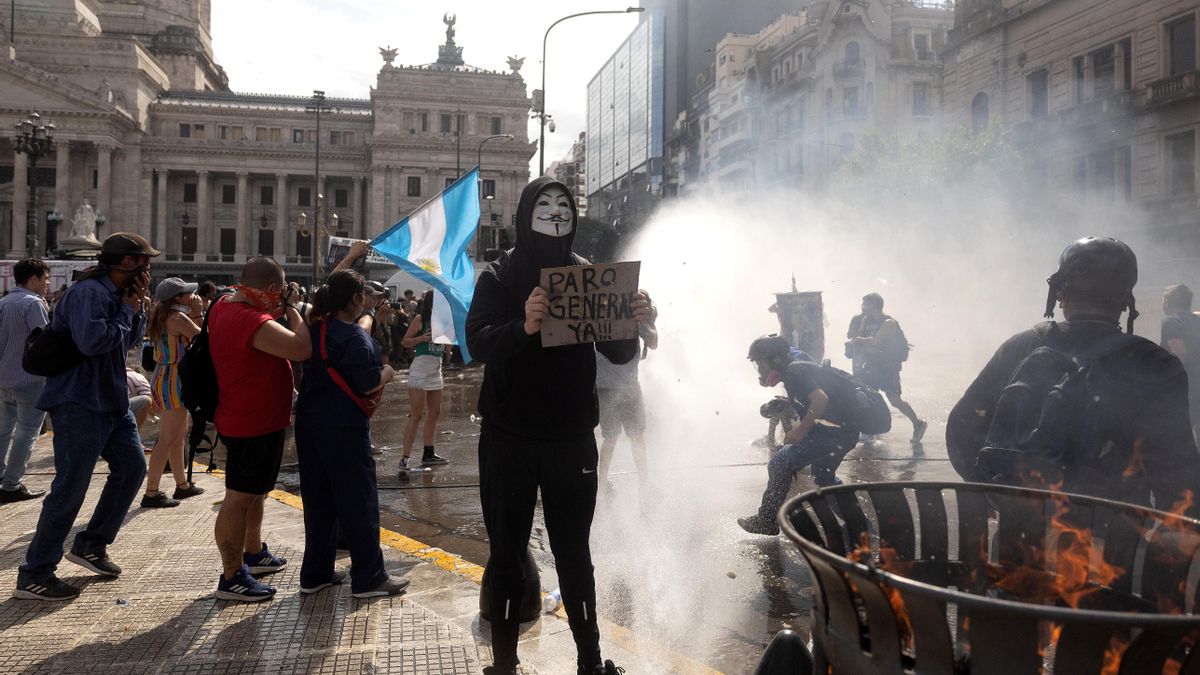 El Senado argentino aprueba la reforma laboral de Milei que contempla la jornada a 12 horas y recorta derechos entre fuertes protestas