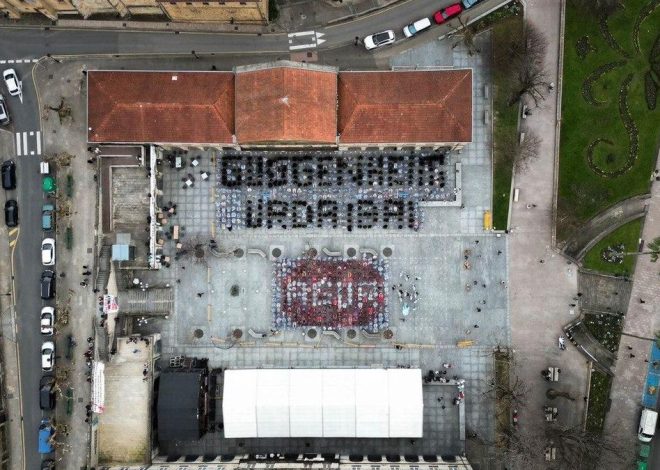 Más de un millar de personas forman un mosaico gigante para celebrar que no habrá Guggenheim en Urdaibai