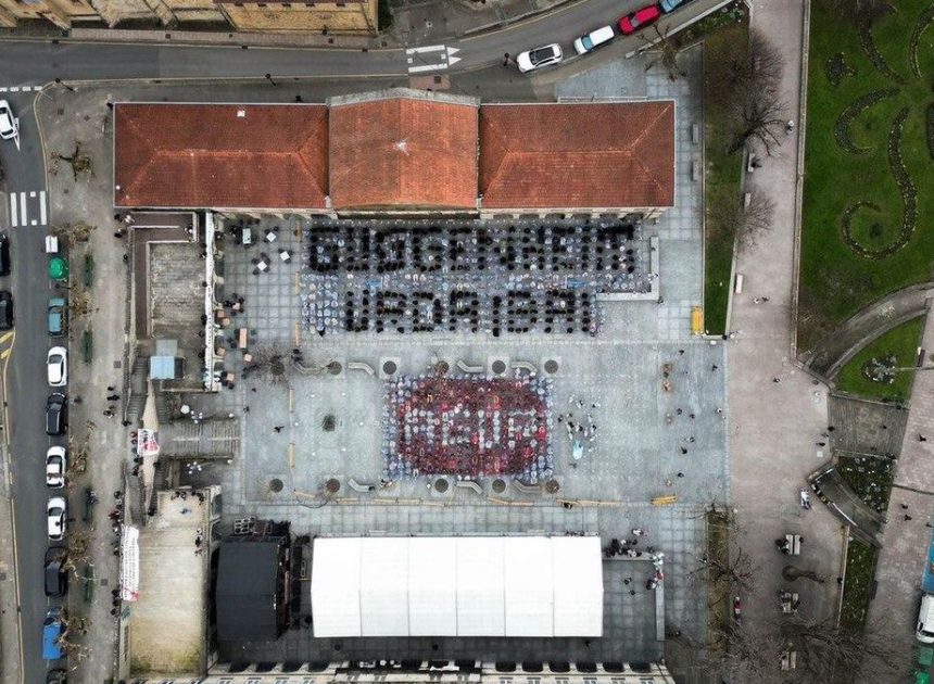 Más de un millar de personas forman un mosaico gigante para celebrar que no habrá Guggenheim en Urdaibai