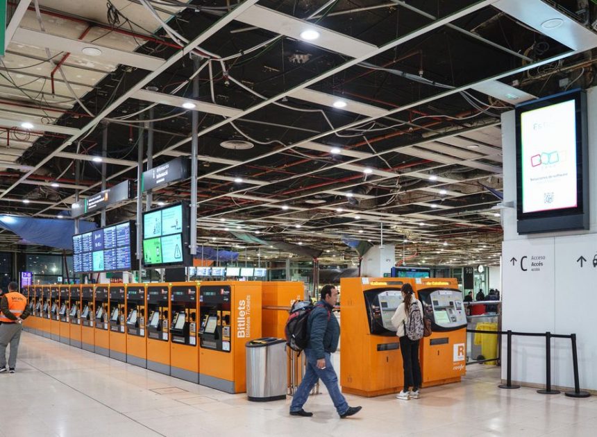 La huelga ferroviaria arranca en Catalunya sin los servicios mínimos previstos y alarga los problemas de Rodalies