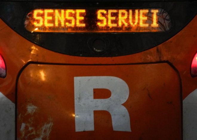 Nuevas incidencias de Adif complican el servicio de Rodalies con cortes del servicio y retrasos generalizados