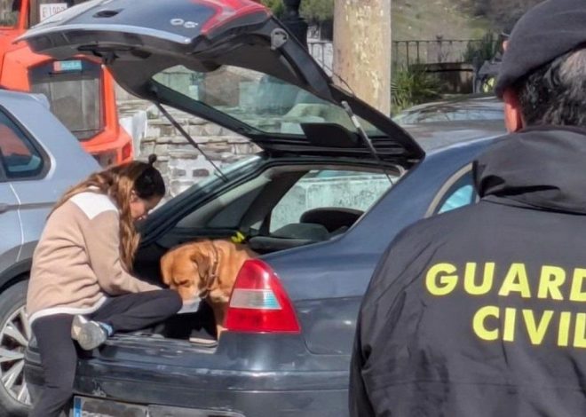 Vecinos de Grazalema acceden a sus casas acompañados por la Guardia Civil para recoger enseres