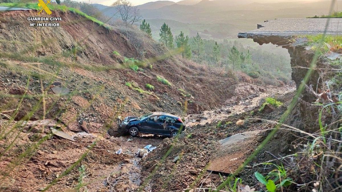 Una mujer, rescatada tras hundirse su coche en un gran socavón de una carretera provincial de Cáceres