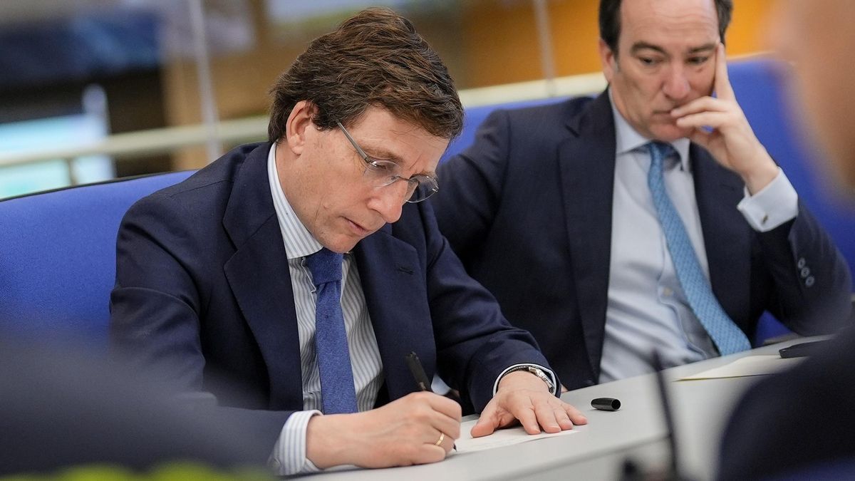 Los reveses judiciales que amargan al Gobierno de Almeida: Bernabéu, Centro Acuático y la «sastrería Carabante»