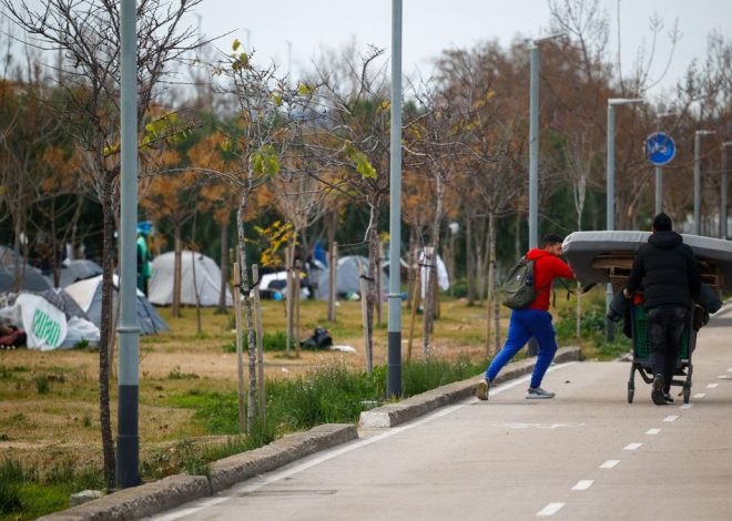 Desalojada “temporalmente” una parte del mayor asentamiento de personas sin hogar en Barcelona por una plaga de ratas