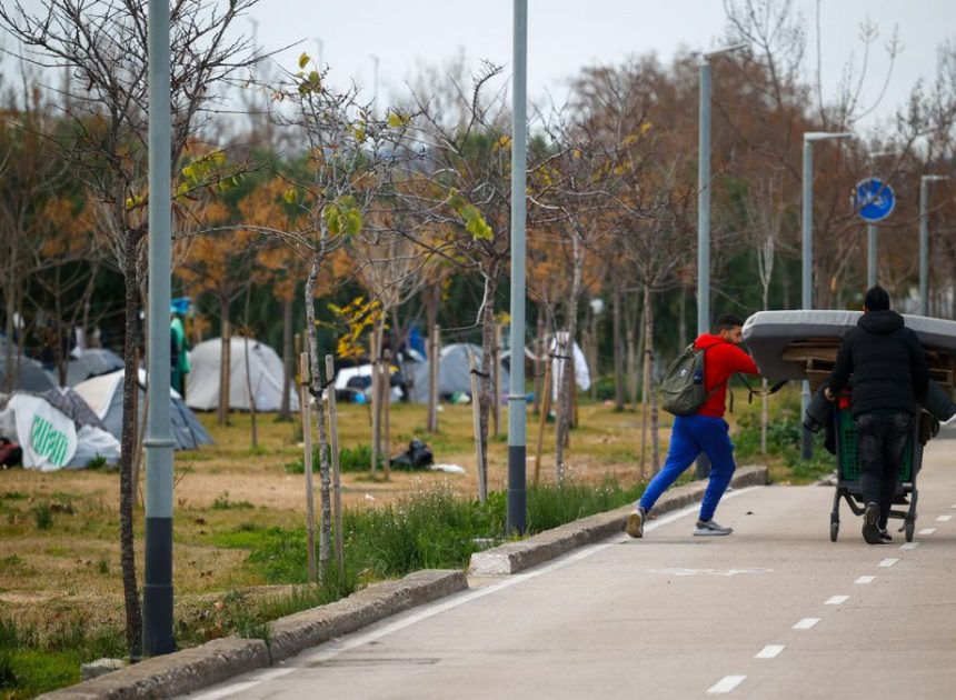 Desalojada “temporalmente” una parte del mayor asentamiento de personas sin hogar en Barcelona por una plaga de ratas