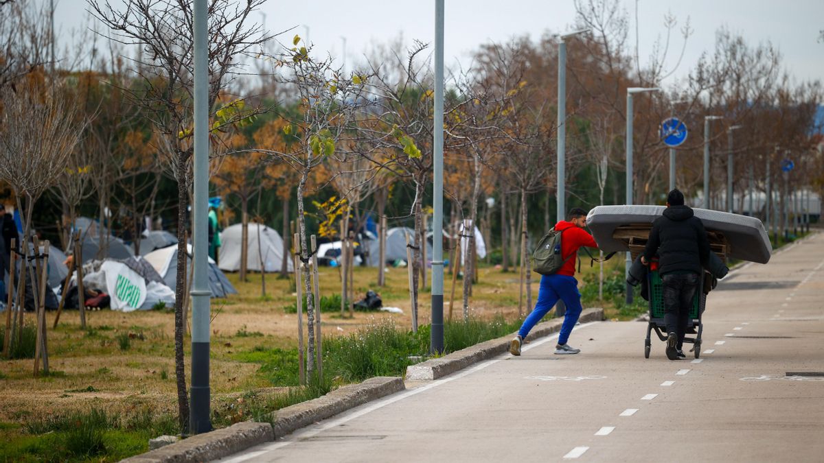 Desalojada “temporalmente” una parte del mayor asentamiento de personas sin hogar en Barcelona por una plaga de ratas