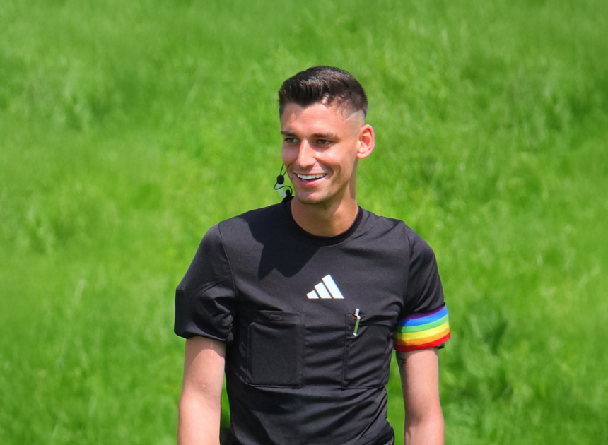 Agreden al árbitro alemán que pidió matrimonio a su novio en un partido de la Bundesliga