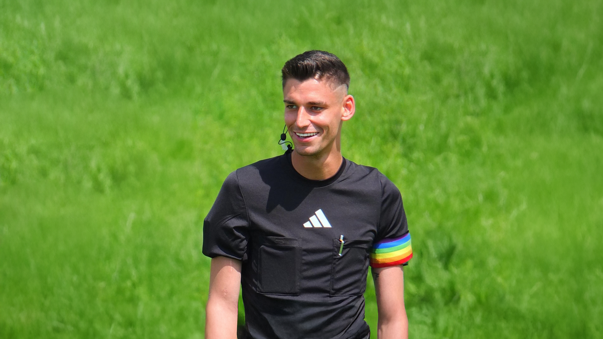 Agreden al árbitro alemán que pidió matrimonio a su novio en un partido de la Bundesliga