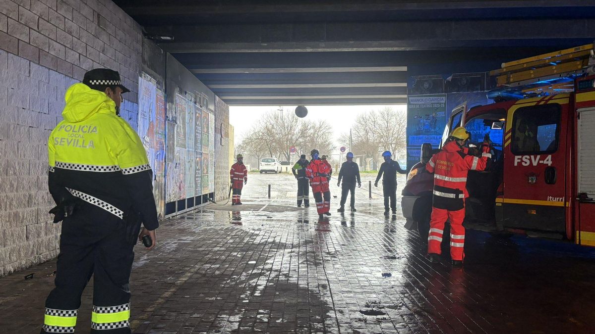 Sevilla cierra por segunda vez en su historia las compuertas de Triana para evitar una inundación